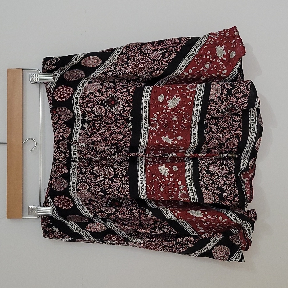 Flowy mini skirt with pattern